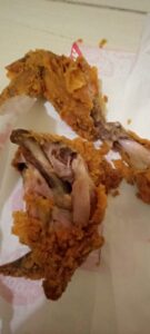 IMG-20240601-WA0030-135x300 Konsumen Temukan Ayam Goreng Let's Go Chicken Berwarna Gelap dan Beraroma Tidak Segar di Cipondoh