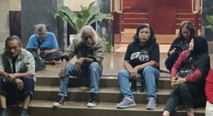 IMG-20240806-WA0032-300x163 Puisi Untuk Azwar AN Penuhi Semangat Warnai HUT Ke-52 Teater Alam Yogyakarta
