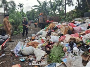 IMG-20250107-WA0035-300x225 Krisis Sampah di RT 001/013 Berbatasan Komplek Keuangan Kelurahan Karang Tengah, Kota Tangerang: Solusi Ditunggu Warga