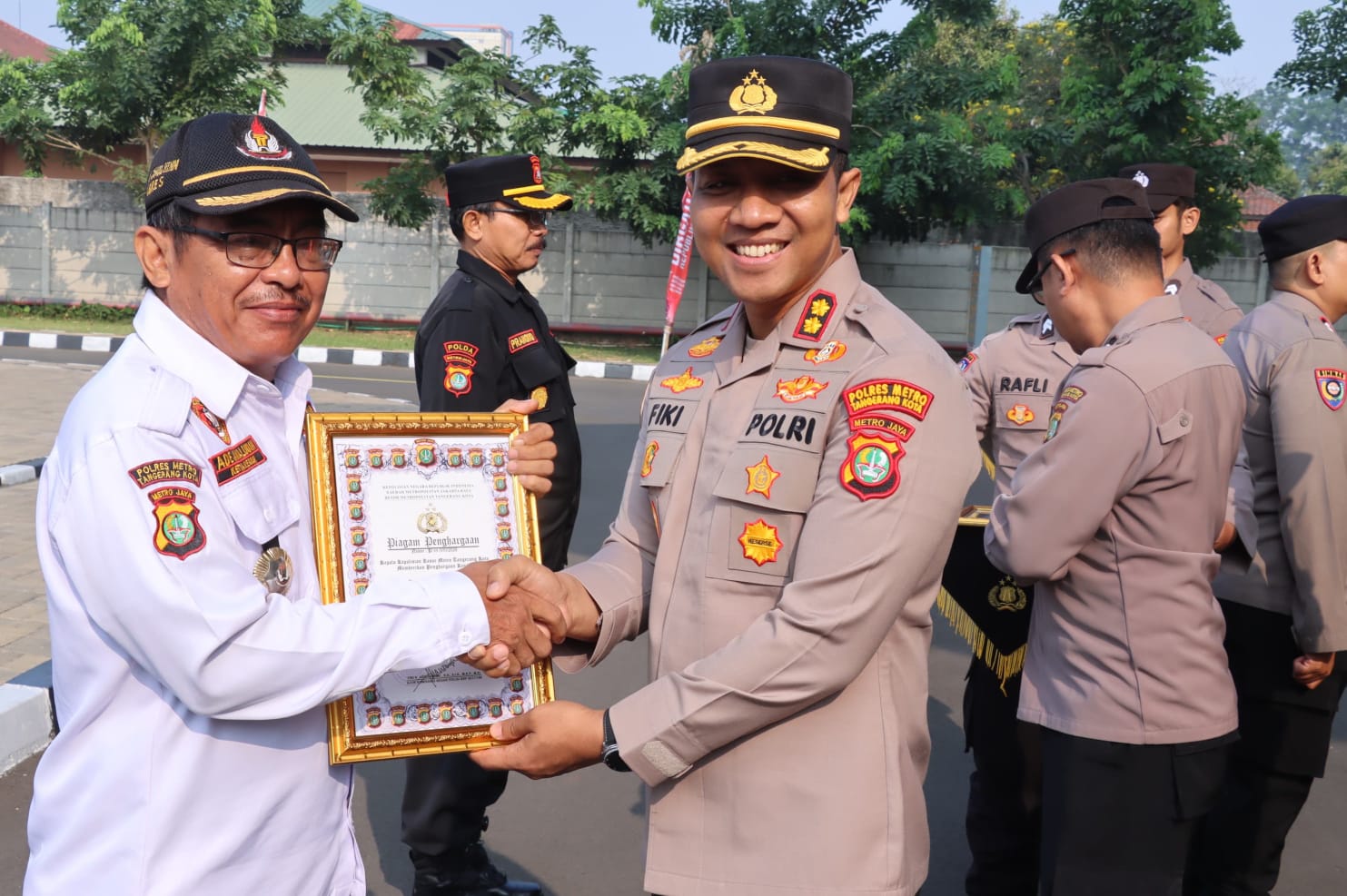 Wakapolres Metro Berikan Penghargaan Pada Anggota Polri Dan Mitra Pokdarkamtibmas